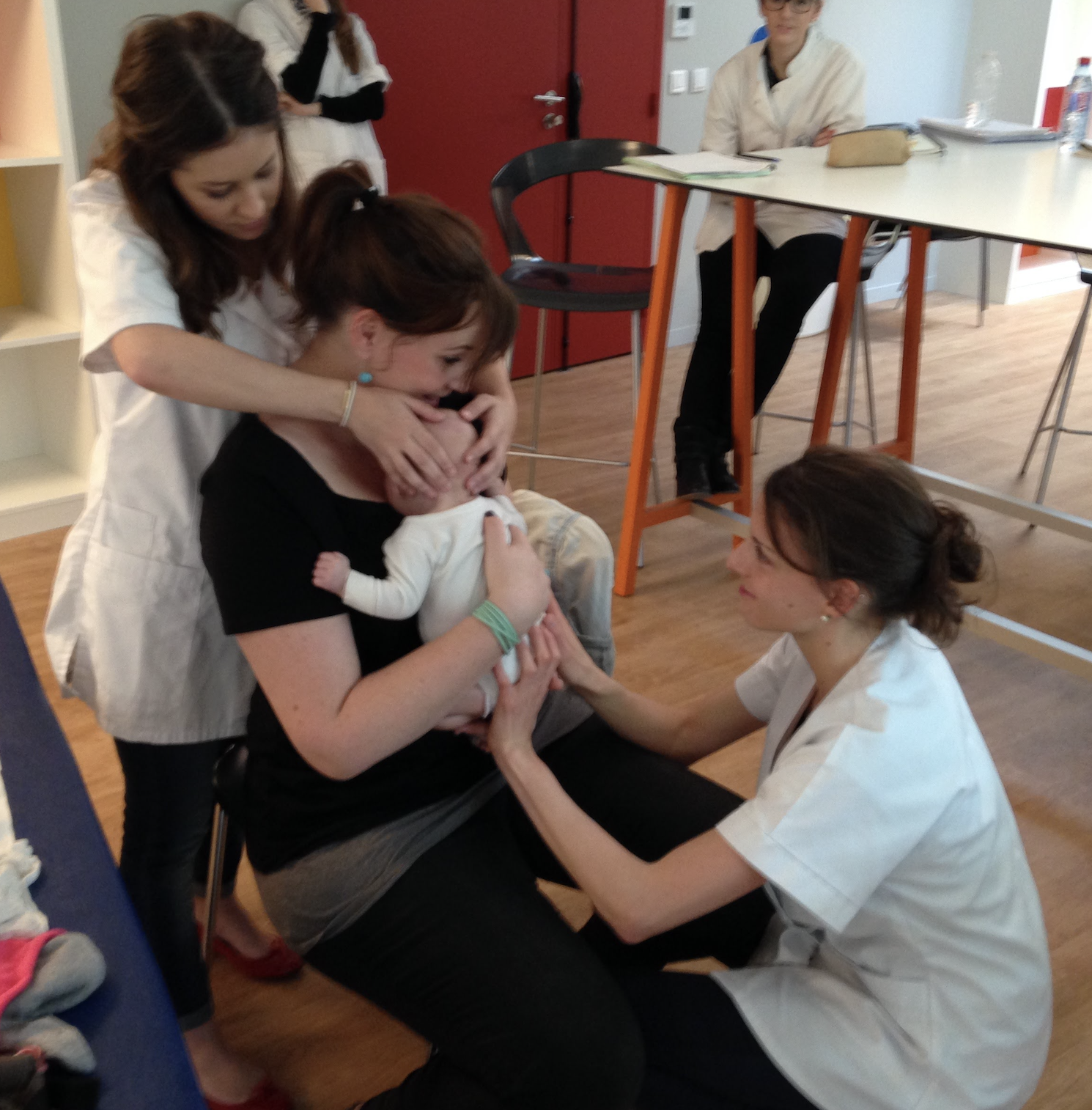 Travail ostéopathique-plusieurs mains-bébé-maman