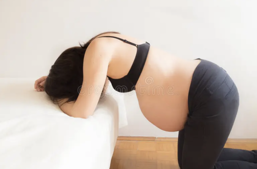 Femme enceinte, douleur lombaire, ventre, exercice